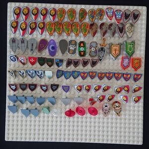 Lego Bulk Lot of 100 Minifigure Shields - Fantasy Castle Parts / Accessories